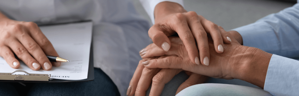 Médico dando apoyo psicológico a un paciente