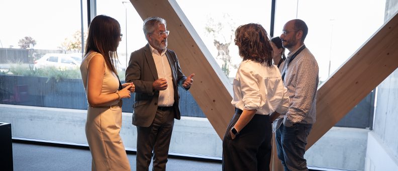 El presidente de la Asociación Española de Expertos en la Relación con Clientes, José Francisco Rodríguez, conversa con Ferran Masamunt, director de marketing Online, Virginia Simón, directora de Marketing Onsite y Núria Jové, directora del centro iLERNA Lleida.