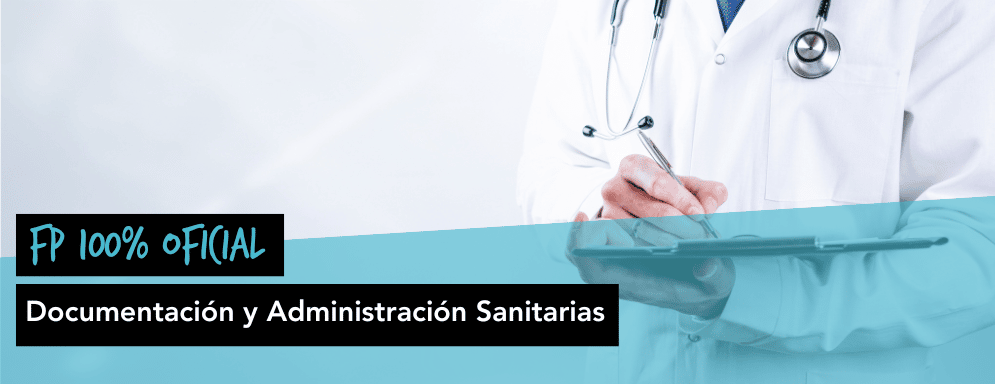 Médico con un historial en la mano