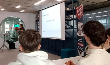 Alumnos de iLERNA participando en el Meet and Eat organizado por Wata Factory.