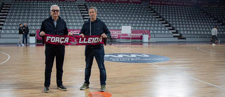 Jordi Giné, CEO de iLERNA, y Albert Aliaga, presidente del Força Lleida, durante la firma del acuerdo de patrocinio en el pabellón Espai Fruita Barris Nord.
