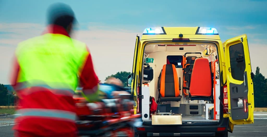 Conductor de ambulancia trasladando a una víctima