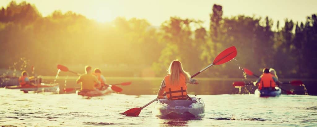 Personas haciendo kayak en un río