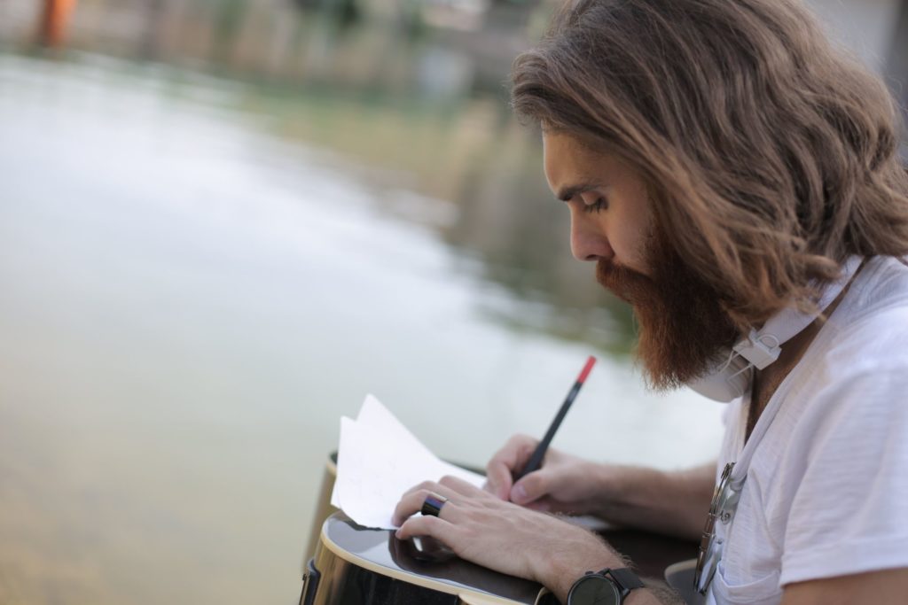 Hombre escribiendo una carta