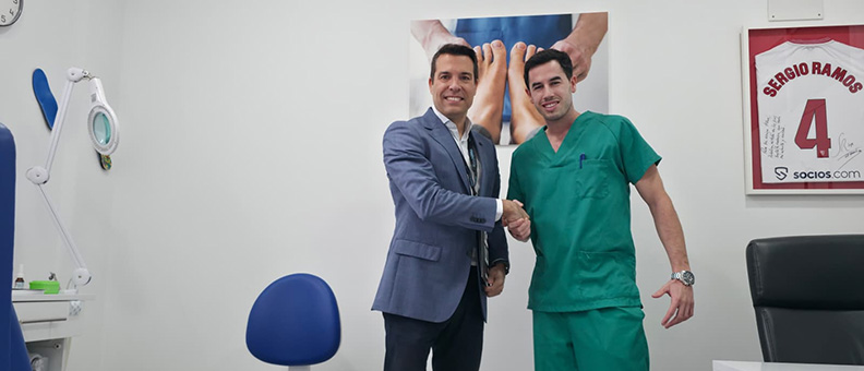 Representantes de iLERNA cerrando un acuerdo de colaboración con Axis Centro de Fisioterapia y Clínica PodoPlus para prácticas profesionales en FP de Sanidad.