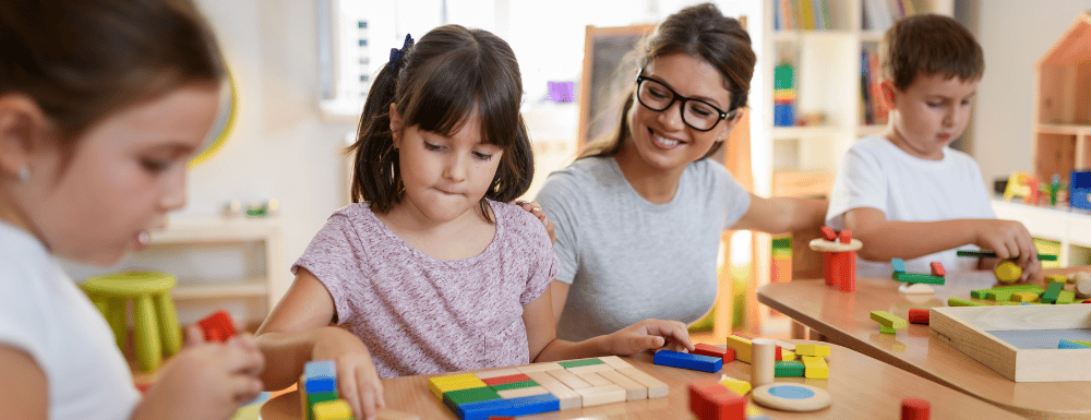Docente de educación infantil en el aula con niños