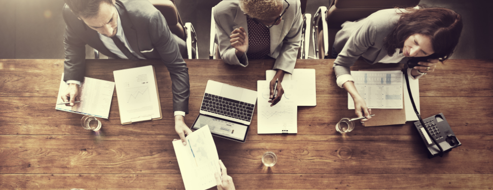 Trabajadores reunidos en una oficina