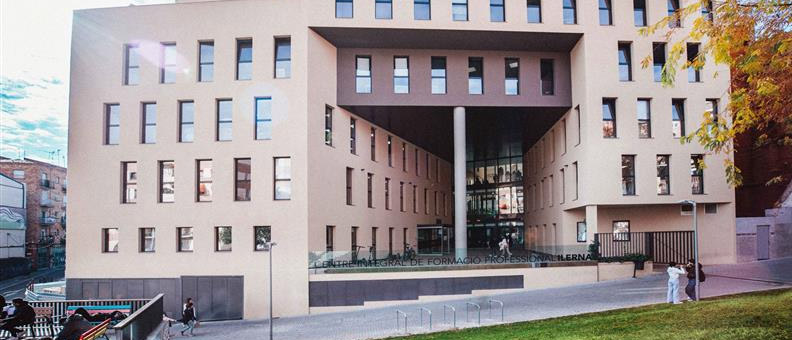 Fachada del centro de iLERNA en Lleida