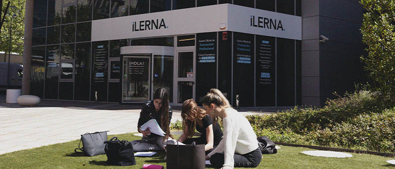 Alumnos de iLERNA en la entrada de uno de sus centros.