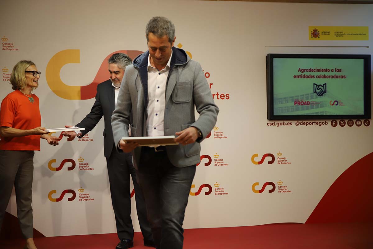 Jordi Giné, CEO de iLERNA, recogiendo el galardón por su colaboración en el Programa de Atención al Deportista de Alto Nivel (PROAD).