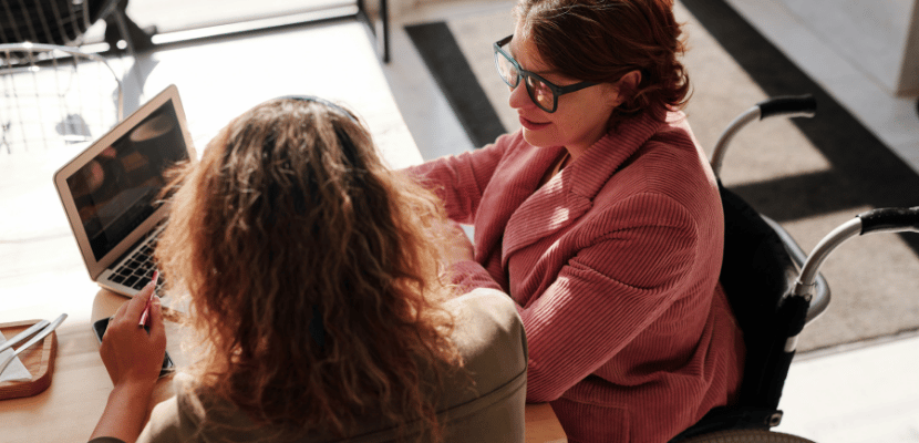 Persona con movilidad reducida en un entorno laboral