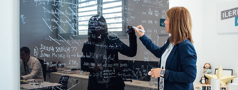 Virginia Agelet, directora general y cofundadora de iLERNA, autora del artículo sobre la importancia de fomentar vocaciones STEM en niñas.