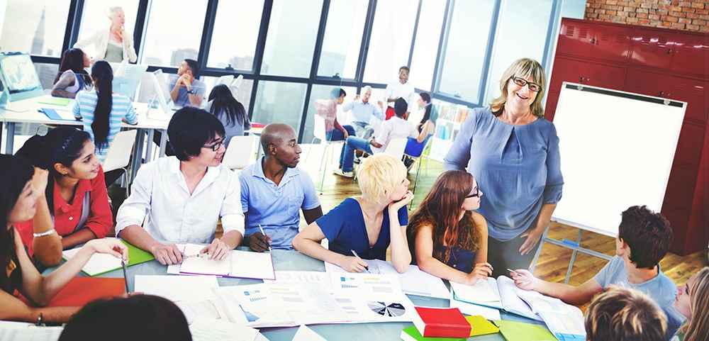 Grupo de personas de marketing analizando métricas