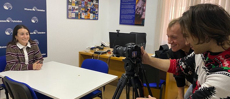Dos alumnos de iLERNA graban a una trabajadora de Manos Unidas Madrid en sus prácticas académicas.