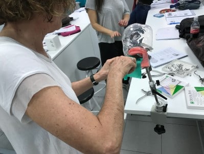 En las clases de apoyo presencial, los alumnos de ILERNA Madrid llevan a la práctica los contenidos teóricos