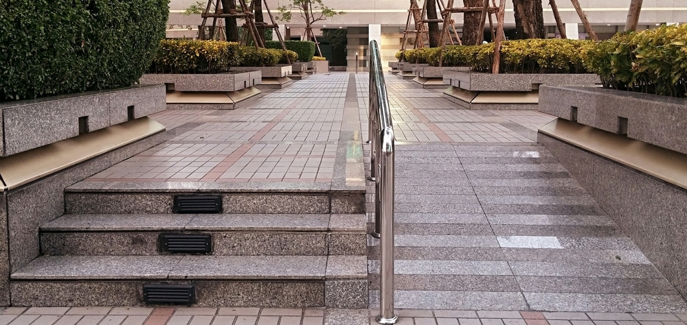 Una rampa es una alternativa para eliminar la barrera arquitectónica que representan las escaleras. 