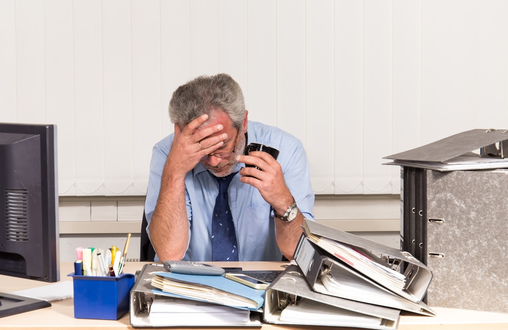 El síndrome del burnout consiste en la sensación de agotamiento y pérdida de interés por la actividad laboral. 