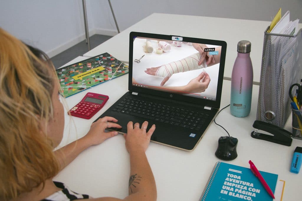 Los alumnos de ILERNA Online, centro de FP a distancia, estudian cuando y donde quieran.