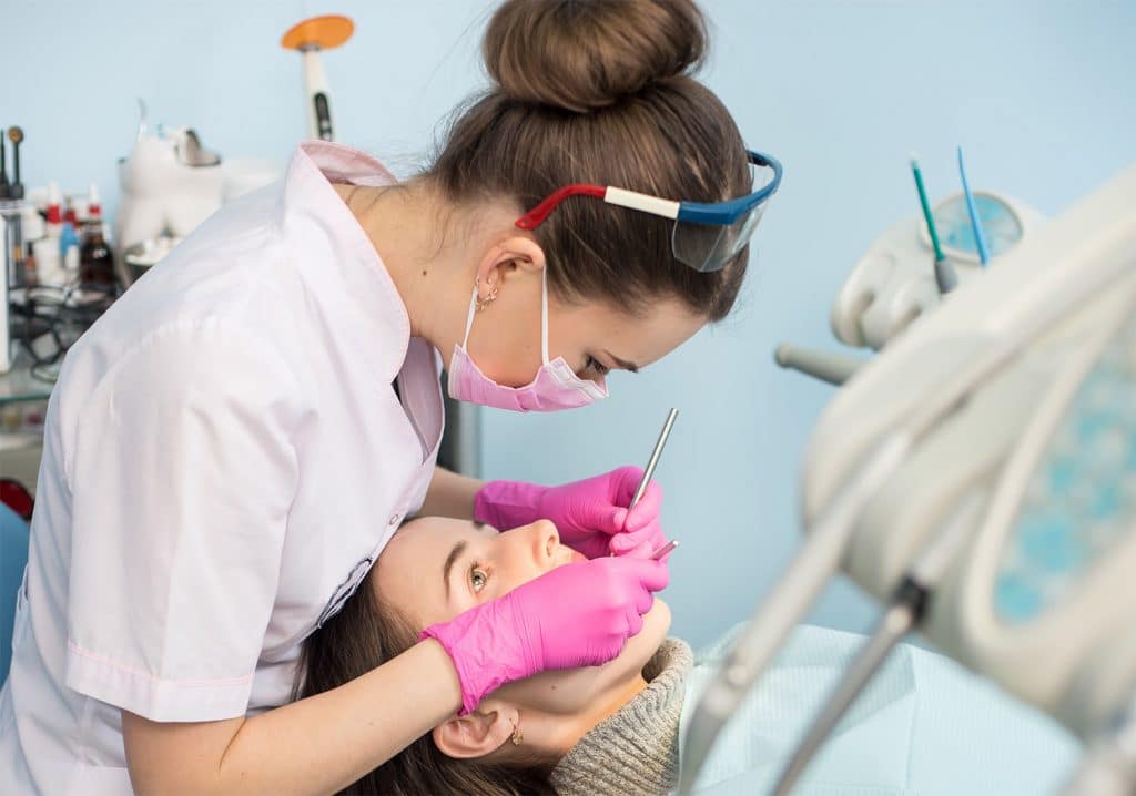 Una de las técnicas odontológicas que realiza el dentista es la obturación, un tipo de restauración dental. 