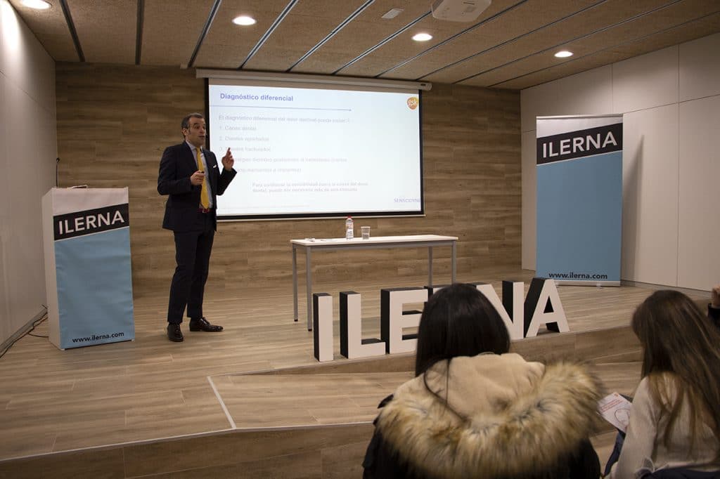Javier Salinas durante su ponencia sobre Higiene Bucodental