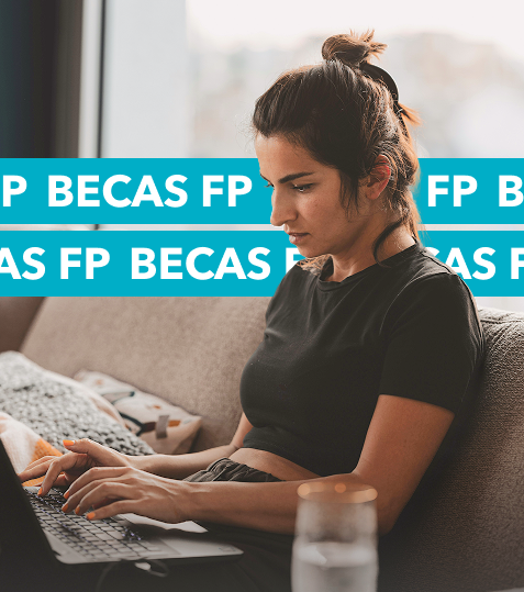 Estudiante de FP Online trabajando con su portátil