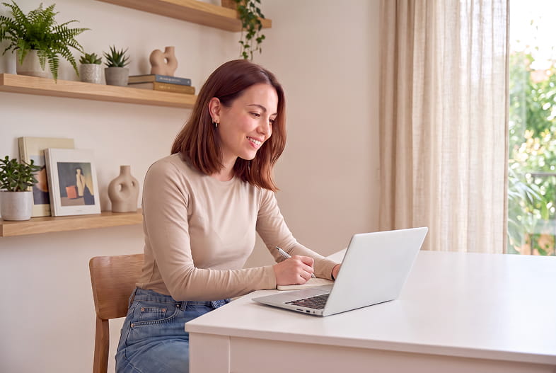 Alumna de iLERNA estudiando en casa