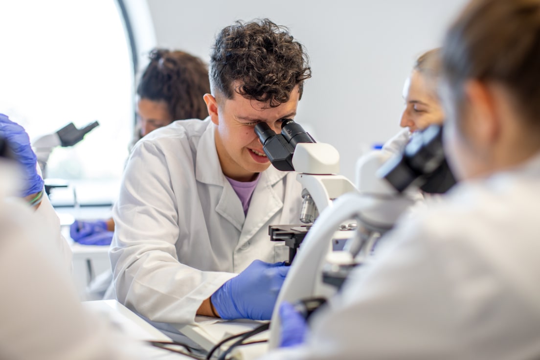 Alumno en el laboratorio para prácticas del grado de laboratorio clínico