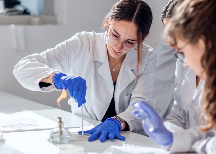 Alumnas del Grado Medio en Parafarmacia formándose en el laboratorio