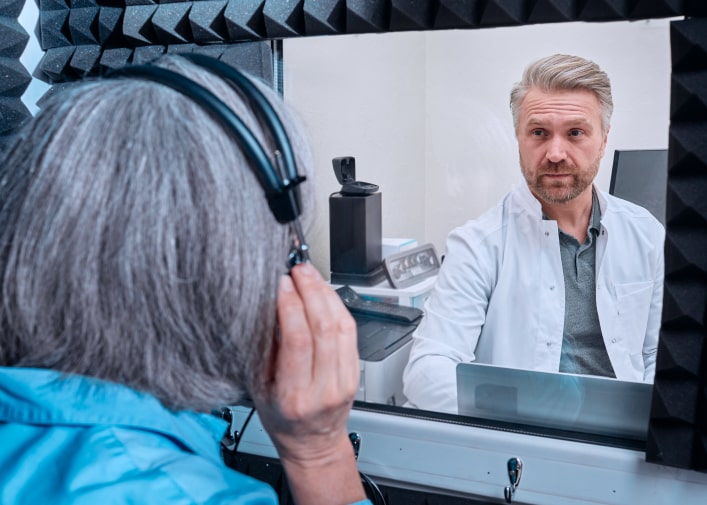 Técnico Superior en Audiología Protésica realizando pruebas auditivas