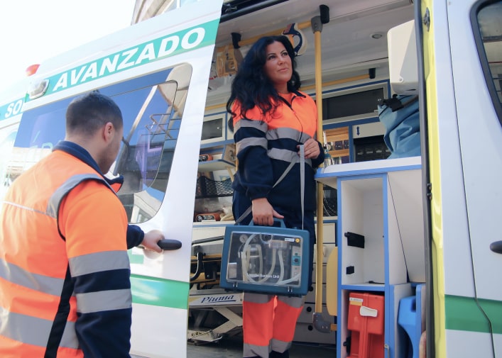 Técnico en Emergencias Sanitarias online trabajando en una ambulancia
