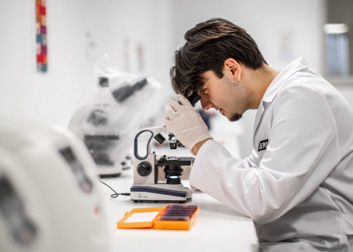 Técnico Laboratorio Clínico y Biomédico realizando prácticas