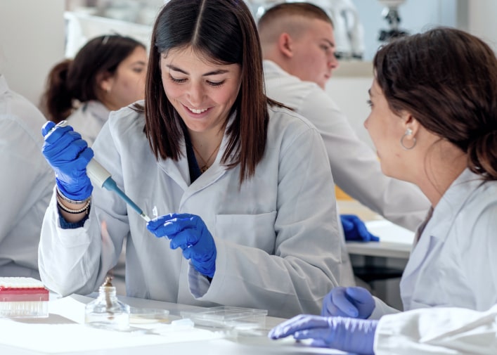 Alumnas de Anatomía Patológica realizando prácticas de la formación online