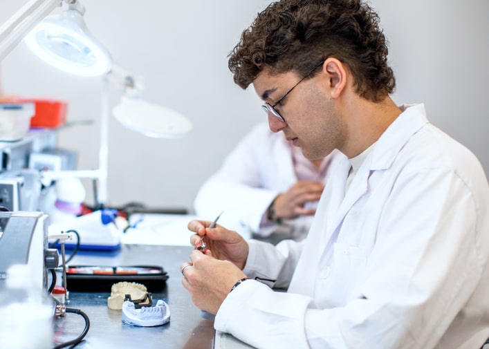 Alumnos del Grado Superior Prótesis Dentales online creando moldes dentales