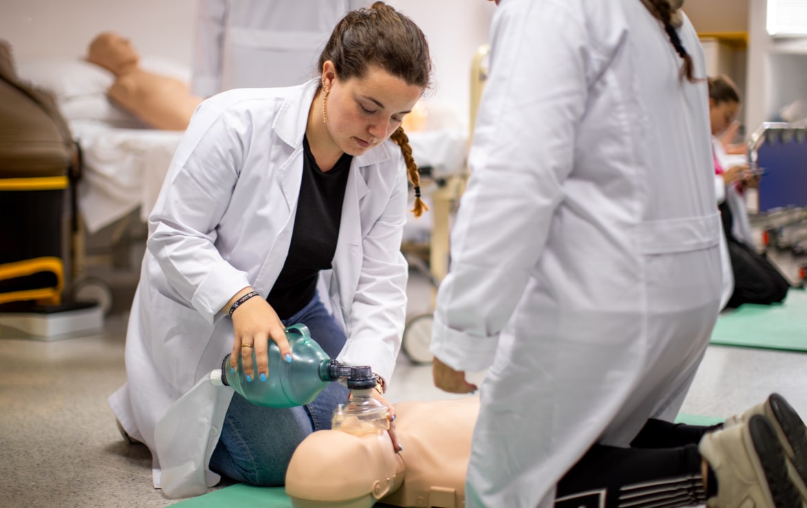 Estudiante del grado superior de sanidad realizando prácticas clínicas