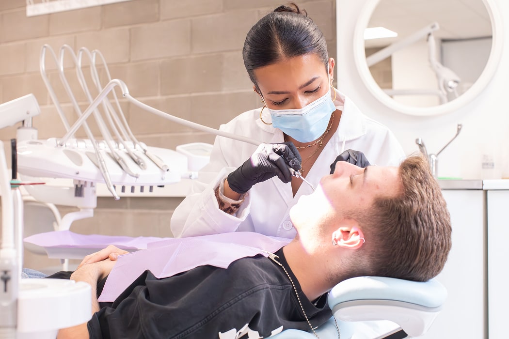 Alumnos en una clase práctica del ciclo de Higiene Bucodental