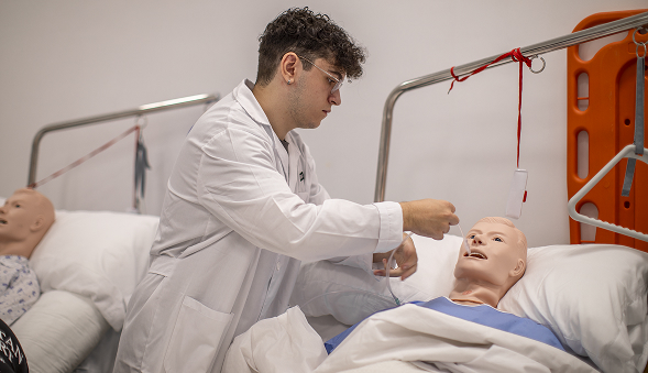 Alumno de Auxiliar de Enfermería durante una clase práctica en las instalaciones de ILERNA Valladolid