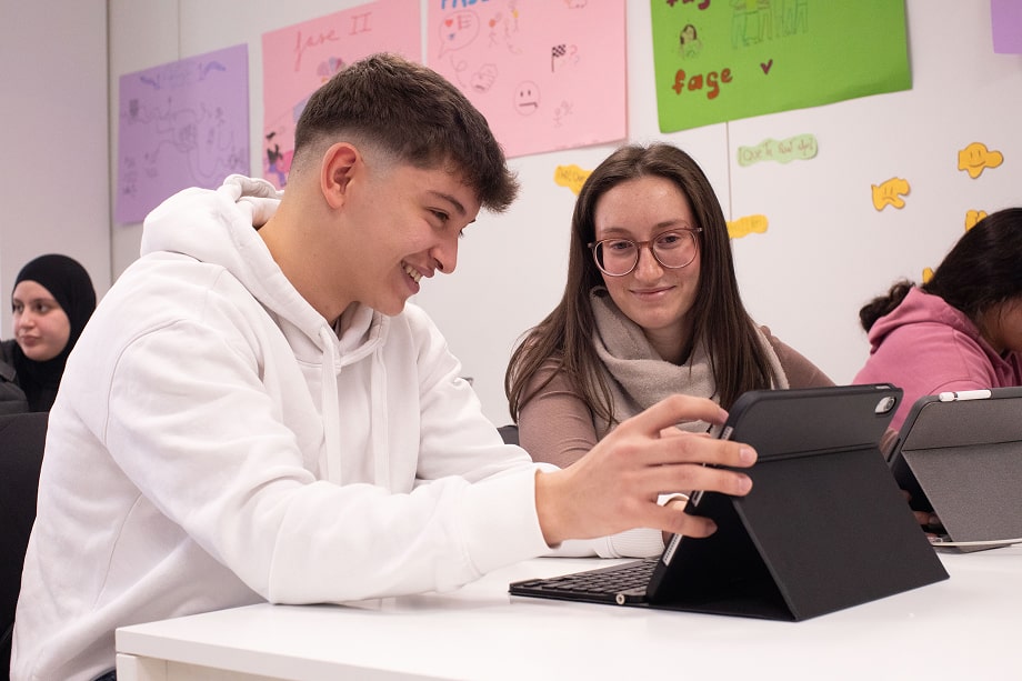 Alumnos de FP Administración y Gestión durante una clase práctica.
