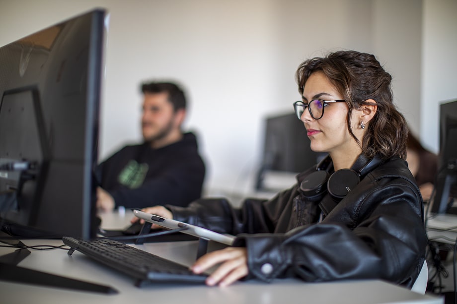 Alumnas de FP Imagen y Sonido durante una demostración práctica.