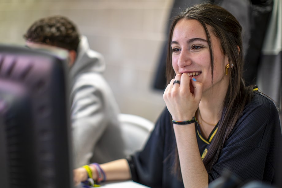 Alumnos de FP Informática y Comunicaciones durante una clase práctica.