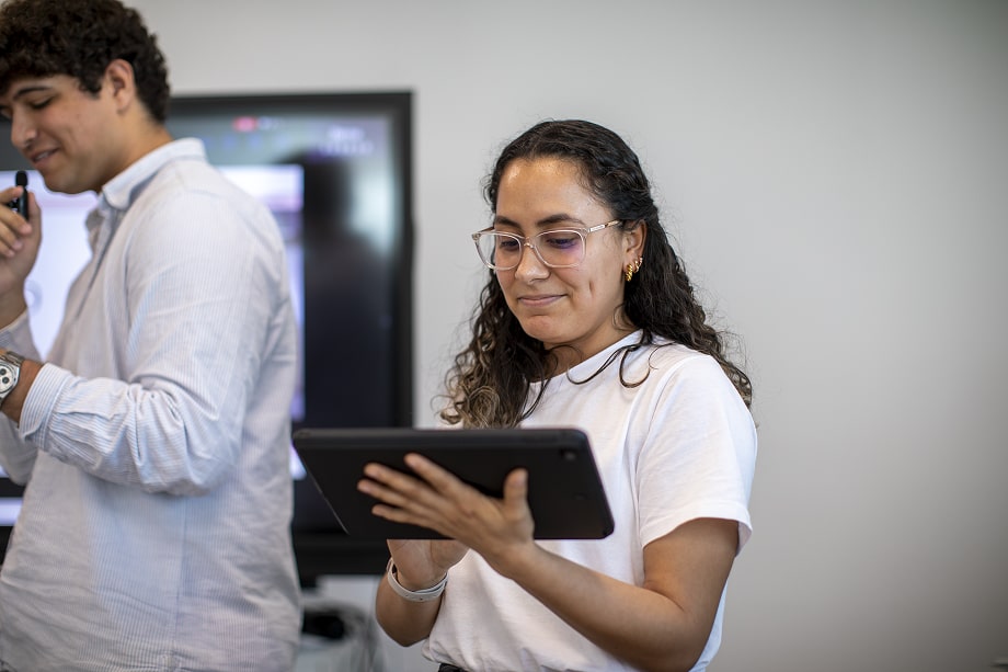 Alumnos de FP Comercio y Marketing durante una demostración práctica.