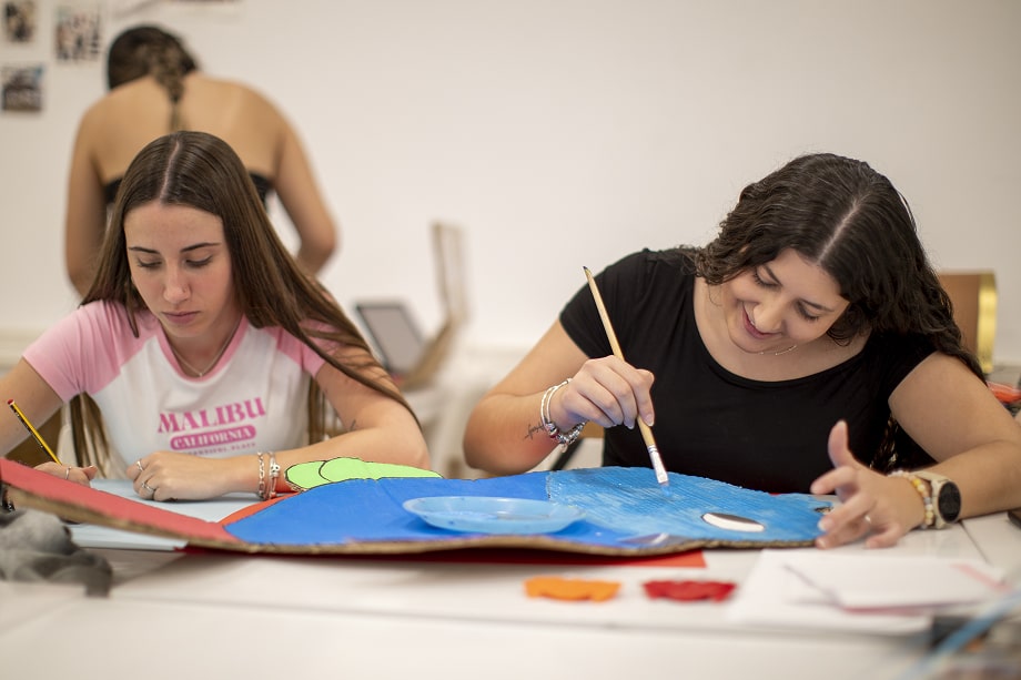 Alumnas de FP Sociocultural durante una demostración práctica.
