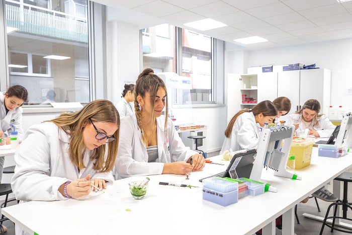 Alumnos en Clase Práctica en ILERNA Barcelona
