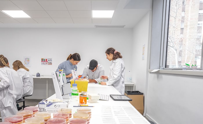 Estudiantes de Anatomía en clases prácticas del centro de ILERNA Barcelona