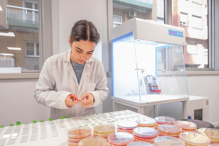 Alumna Realizando Prácticas de Laboratorio en ILERNA Barcelona