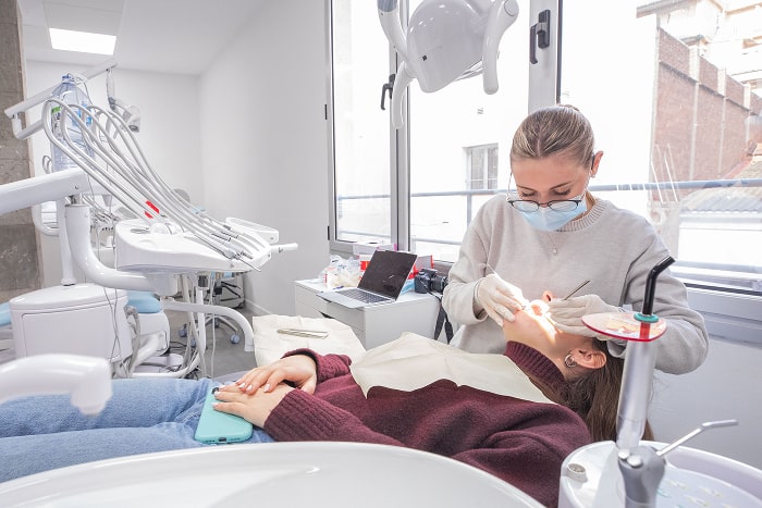 Alumna en Prácticas de Higiene Bucodental en ILERNA Barcelona