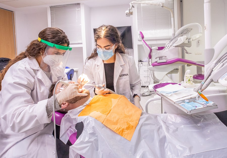 Alumnas de Higiene Bucodental practicando una limpieza dental