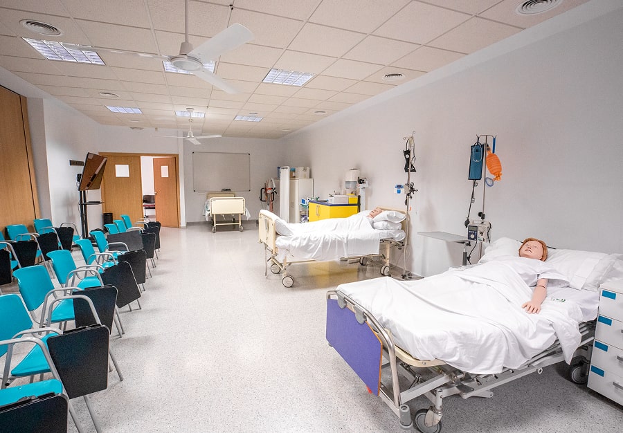 Aula de simulacros del ciclo de Auxiliar de Enfermería de ILERNA Córdoba