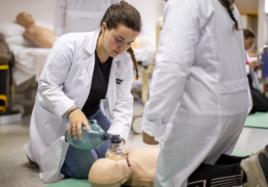 Alumnas de FP Sanidad practicando maniobras de reanimación con maniquí