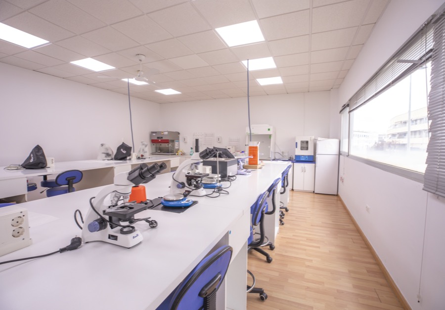 Laboratorio equipado con microscopios para las prácticas de Laboratorio Clínico y Biomédico