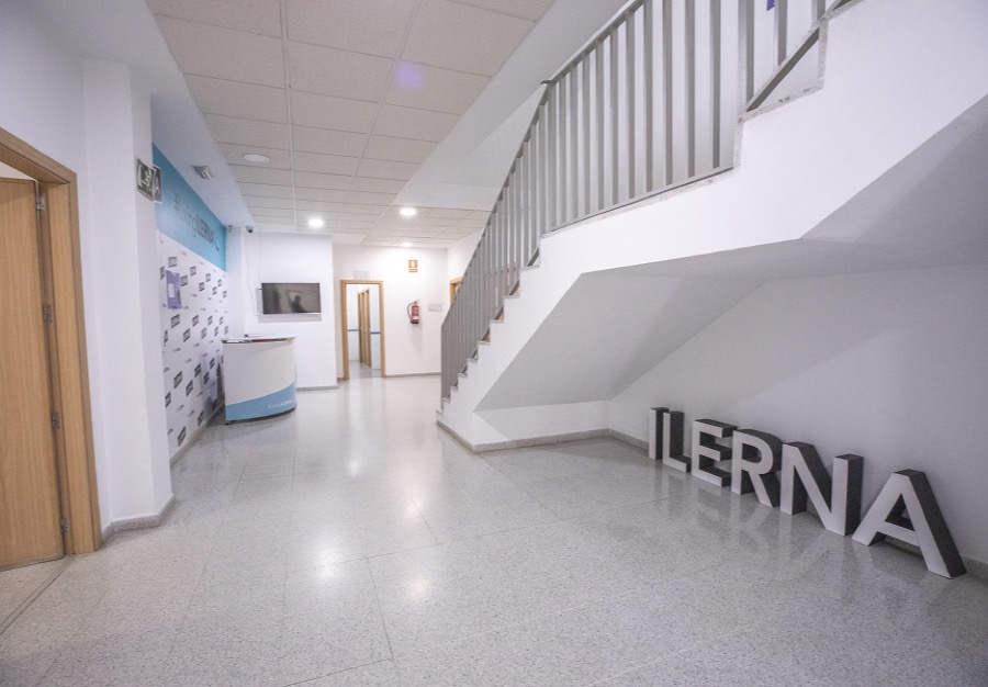 Recepción y zona de acceso del centro iLERNA Córdoba